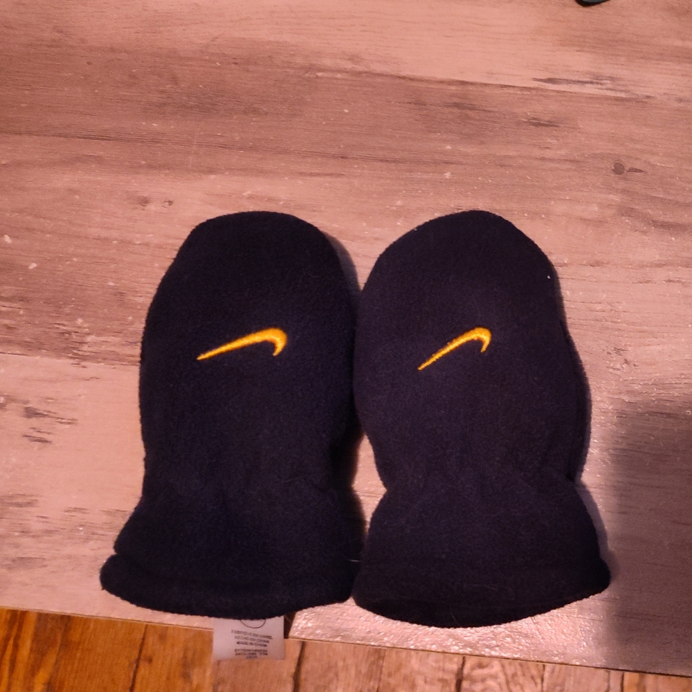 Infant 0-3 mnth full hand Nike mittens, new